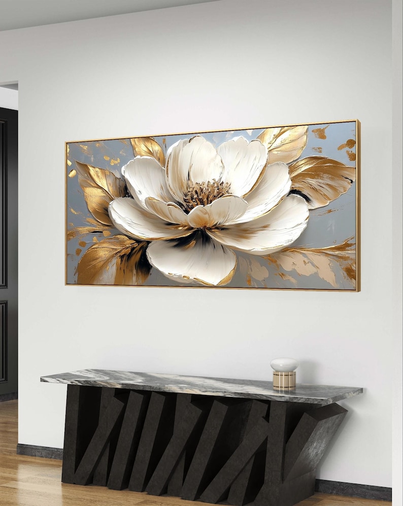 Peut inclure: Une grande fleur blanche avec des feuilles dor&eacute;es sur un fond gris. La fleur est peinte dans un style r&eacute;aliste avec un effet 3D.