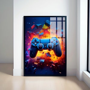 Pode incluir: Uma impressão artística emoldurada com um controle de videogame azul e preto contra um fundo abstrato e flamejante. O controle é o ponto focal, com seus botões e joysticks claramente visíveis. A obra de arte é exibida em um piso de madeira clara.