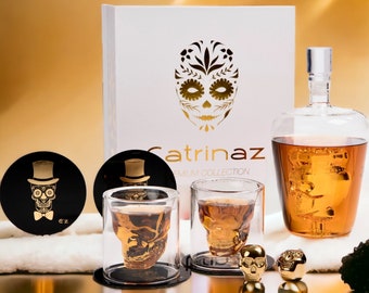 Catrinaz® luxury skull decanter set  -1 L - Inc. 2 gold colored skull ice cubes  - 2 unique glasses - 2 unique coasters - Luxury gift box