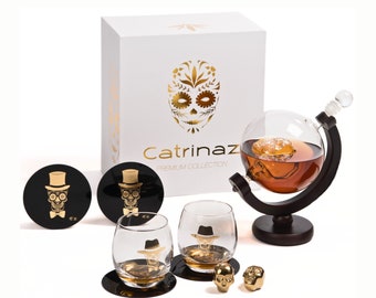 Catrinaz® - Luxury skull decanter set - 0.9 L - Inc 2 golden ice cubes in skull shape - - 2 unique tumblers - 2 unique coasters - gift box