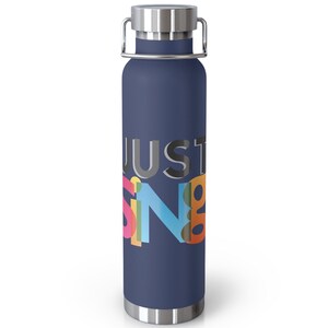 Puede incluir: Una botella de agua aislada de color azul marino con tapa y asa plateadas. La botella presenta las palabras "JUST SING" en letras coloridas y superpuestas. Diseñada para mantener las bebidas frías o calientes.