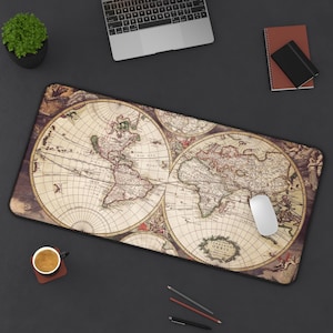 以下が含まれることがあります： 茶色、ベージュ、赤色を基調とした、ヴィンテージの世界地図デザインの長方形デスクマット。 地図には大陸と海洋が詳細なイラストで描かれています。 白いコンピューターマウスがマットの上に置かれています。
