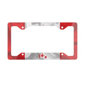 Puede incluir: Marco de matrícula con diseño de la bandera canadiense. El marco tiene un borde rojo con un fondo blanco y gris, y un emblema de hoja de arce canadiense. Diseñado para una placa de matrícula estándar.