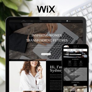 Può includere: Lo schermo di un computer portatile mostra un sito web con il testo "Inspiring Women Transforming Futures" e una foto di mani di donna che digitano su una tastiera. Il sito web è progettato in bianco e nero con un'estetica moderna. Il sito web include anche il testo "Hi, I'm Sydney" e "The Outcome of My Mentorship".