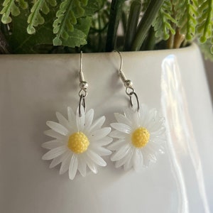 Handmade sterling silver and Resin Daisy shaped Earrings image 2