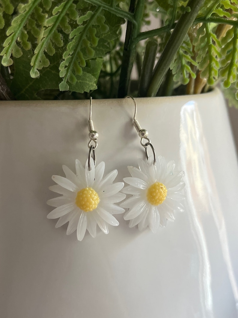 Handmade sterling silver and Resin Daisy shaped Earrings image 2