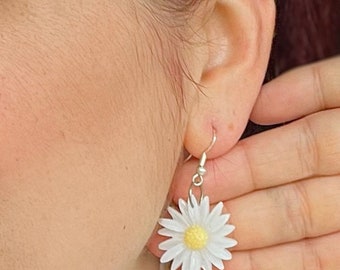 Handmade sterling silver and Resin Daisy shaped Earrings