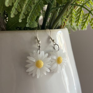 Handmade sterling silver and Resin Daisy shaped Earrings image 3