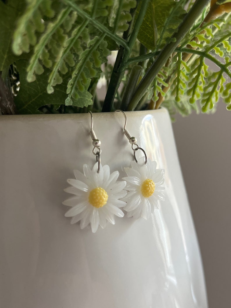 Handmade sterling silver and Resin Daisy shaped Earrings image 3