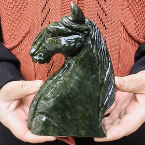 Rzeźba z naturalnego zielonego jadeitu, koń z 12-letnim znakiem zodiaku, kryształowa rzeźba konia z nefrytowym kamieniem ozdobnym z jadeitu PQ149