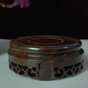 Teakträställ, snidad sockel (8,5 cm)