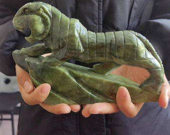 翡翠の虎の像、宝石の動物、彫刻された石の動物の置物、虎の像
