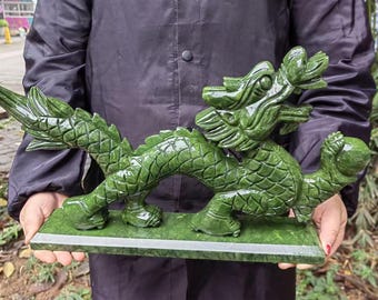 天然グリーン翡翠龍像（ホルダー付き）、風水フィギュア彫刻、手彫り
