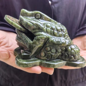 Home Decor Natural Green jade Money frog,love Feng Shui Fortune Coin Stone Crystal Healing Toad/ Frog /Chan Chu Sculpture Prosperity  PQ169