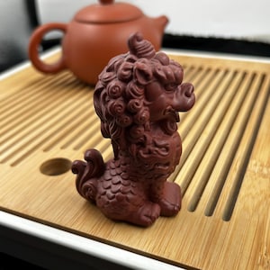 Può includere: Un set di tre tazze in ceramica con finitura opaca e macchiettata. Le tazze sono nei toni del crema, grigio chiaro e grigio scuro. Ogni tazza ha un design semplice e moderno e un manico arrotondato.