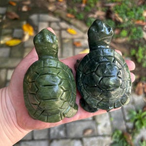 1 statuetta di tartaruga in giada verde naturale intagliata a mano, portatile, in pietra da palma, ornamento da tavolino per la decorazione della casa e per la collezione spirituale