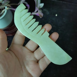 1 pic Natural jade Comb, Handmade Boutique jade Hair Comb Massage Scalp Brush,anti-static Fine Tooth Pocket Horn detangling Comb weddingP310
