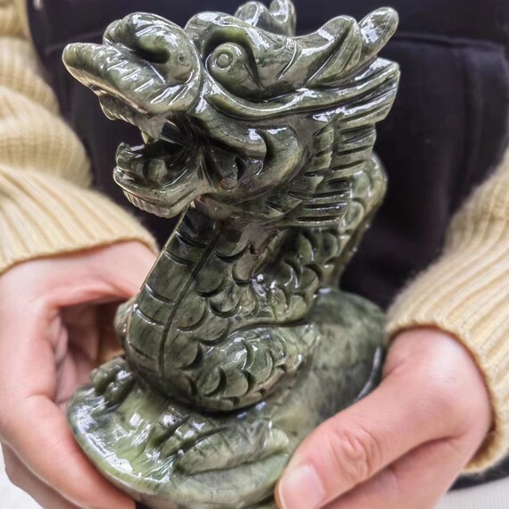 翡翠 彫刻 龍　オブジェ 約7cm 置物　深緑 翡翠 彫刻 龍 オブジェ 約7cm 置物 深緑 - メルカリ