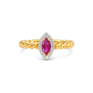 Puede incluir: Anillo de oro con una banda trenzada y una piedra central en forma de marquesa. La piedra central es de un color rosa-rojo vibrante, rodeada por un halo de pequeñas piedras claras. El anillo está sobre un fondo blanco.