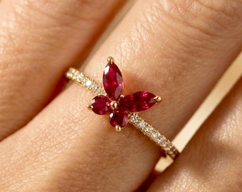 Anillo de cóctel con mariposa floral de rubí y moissanita: Anillo de plata de ley con la piedra natal de julio.