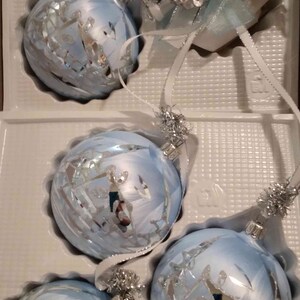 Decoratie / Raam- of kamerdecoratie ijsblauwe 8 cm ballenset van 5