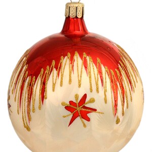 Puede incluir: Un adorno navideño rojo y blanco con detalles de purpurina dorada y un diseño de estrella roja.