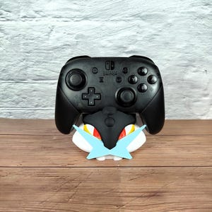 Controller-Halterung im Design von Raikou aus der Pokémon-Serie. Kompatibel mit PlayStation und Xbox Switch. Controller-Ständer.