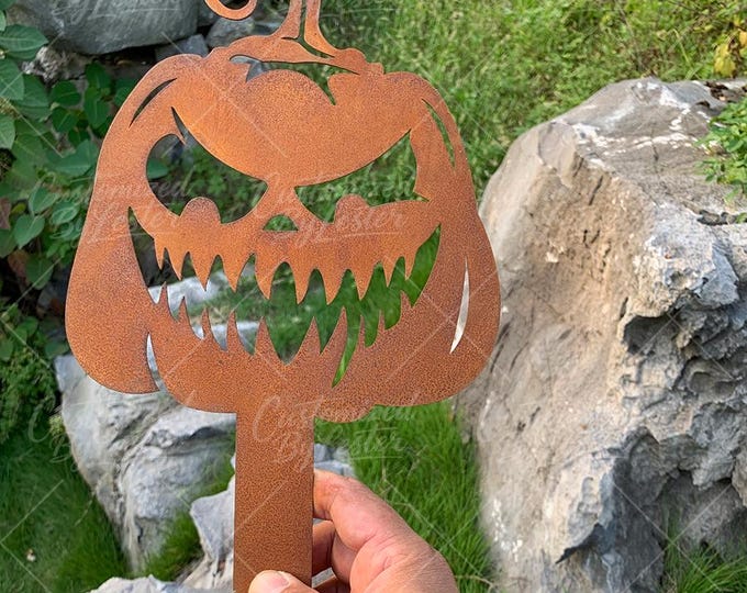 Gothic Rusty Pumpkin Laughing Stake, Creepy Garden Pumpkin Statue, Spooky Outdoor Halloween Decor, Rusty Metal Outdoor Garden Halloween Art