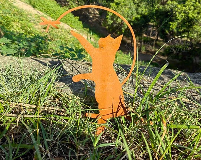 Rusty Metal Cat Chasing Dragonfly Garden Stake, Hunting Cat with Dragonfly Metal Stake, Vintage Style Cat Chasing Insect Garden Art Decor