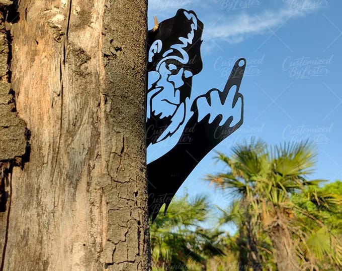 Black Metal Middle Finger Bigfoot Stump Statue, Gothic Bigfoot Giving Middle Finger Tree Stake, Dark Humor Outdoor Decor, Rebellious Gift