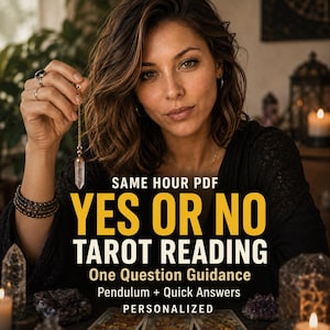 Puede incluir: Un péndulo de cristal transparente en una cadena dorada sostenido por una mano. El texto dice: SAME HOUR PDF YES OR NO TAROT READING One Question Guidance Pendulum + Quick Answers PERSONALIZED. El fondo muestra velas y cristales sobre una mesa.