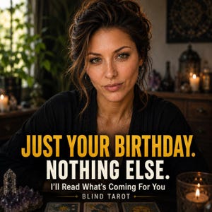 Puede incluir: Una persona con una prenda negra con el texto: JUST YOUR BIRTHDAY. NOTHING ELSE. I’ll Read What’s Coming For You BLIND TAROT. La imagen muestra cartas de tarot, un grupo de cristales y una vela encendida en primer plano.