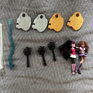 Monster High / Ever After high doll stands / mini figures