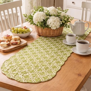 グリーンの模様のキルティングテーブルランナー - ボタニカルコットンパッチワーク、セージグリーンのテーブルアート