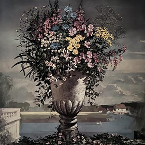 Pode incluir: Um grande vaso de pedra cinza cheio de uma variedade de flores coloridas, incluindo rosas, amarelas, brancas e azuis. O vaso está sentado em uma saliência de pedra com vista para um corpo de água com uma pequena aldeia ao fundo.