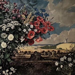 Pode incluir: Uma pintura de um buquê de flores silvestres, incluindo papoulas vermelhas, açafrão azul e flores brancas, sobre um fundo de paisagem rural com um moinho de vento à distância.