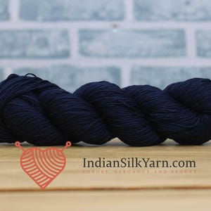 Hilo 100 % seda morera - Peso para calcetines de dedo / Madeja de 50 g (250 m) / Hilo de peso ligero para tejer y crochet / Hilo suave, ligero y brillante QS25