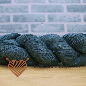 Silk Bourette Yarn 90g/3.2 oz in skeins - 540m per Skein for Knitting/crochet/embroidery (Silk Noil Yarn) - 061 - (a)