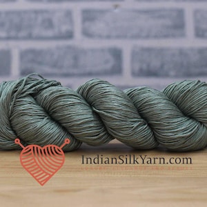 Hilo 100 % seda morera - Peso para calcetines de dedo / Madeja de 50 g (250 m) / Hilo de peso ligero para tejer y crochet / Hilo suave, ligero y brillante QS8