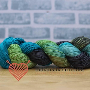 Hilo 100 % seda morera - Peso para calcetines de dedo / Madeja de 50 g (250 m) / Hilo de peso ligero para tejer y crochet / Hilo suave, ligero y brillante QS77