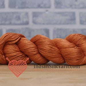 Hilo 100 % seda morera - Peso para calcetines de dedo / Madeja de 50 g (250 m) / Hilo de peso ligero para tejer y crochet / Hilo suave, ligero y brillante QS27