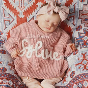 Personlig namntröja för baby – Handbroderad för bedårande flickor | Perfekt babyshower- och julklapp