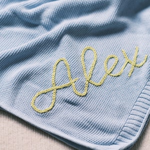 Wrap Your Little One in Warmth and Love with Our Hand-Embroidered Personalized Knit Baby Blanket A Custom Name Swaddle Blanket zdjęcie 2