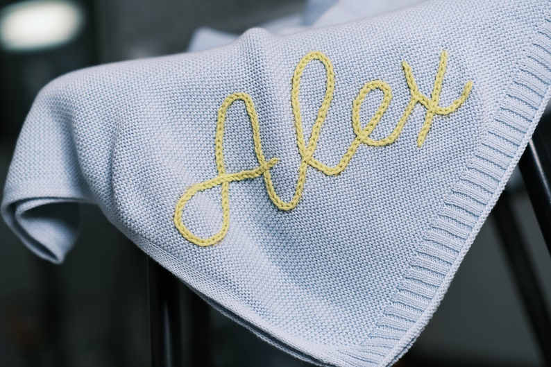 Wrap Your Little One in Warmth and Love with Our Hand-Embroidered Personalized Knit Baby Blanket A Custom Name Swaddle Blanket zdjęcie 1