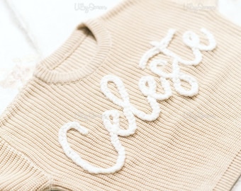 Individuelles Monogramm bestickter Neugeborenenpullover Personalisierte Strickpullover mit Namen | Einzigartige Geburtsankündigung Idee