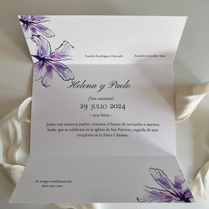 Invitación de Boda flor morada con lazo de tela.