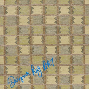 Puede incluir: Una alfombra geométrica beige y verde con un brillo sutil. La alfombra tiene un patrón de cuadros con un sutil patrón de diamantes dentro de cada cuadrado. El texto "Designer Rug Art" está escrito en cursiva azul en la parte inferior de la alfombra.