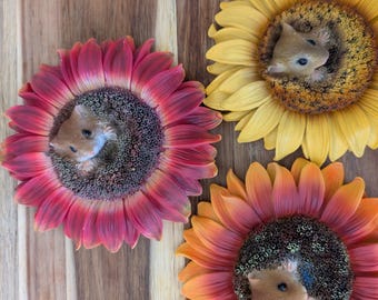 Hanging Harvest Mouse In Sunflower Resin Garden Home Ornament 14cm X 14cm X 4cm Red Orange or Yellow