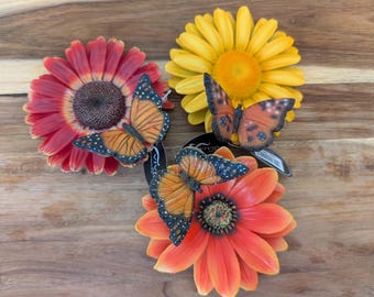 Daisy Flower With Butterfly Outdoor Home Garden Hanging Ornament 10cm X 10cm X 4cm Resin