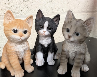 Adorno de jardín de gatito sentado, decoración del hogar, varios gatitos para elegir, uso interior y exterior, 19,5 x 13 x 12 cm, blanco y negro, atigrado o jengibre